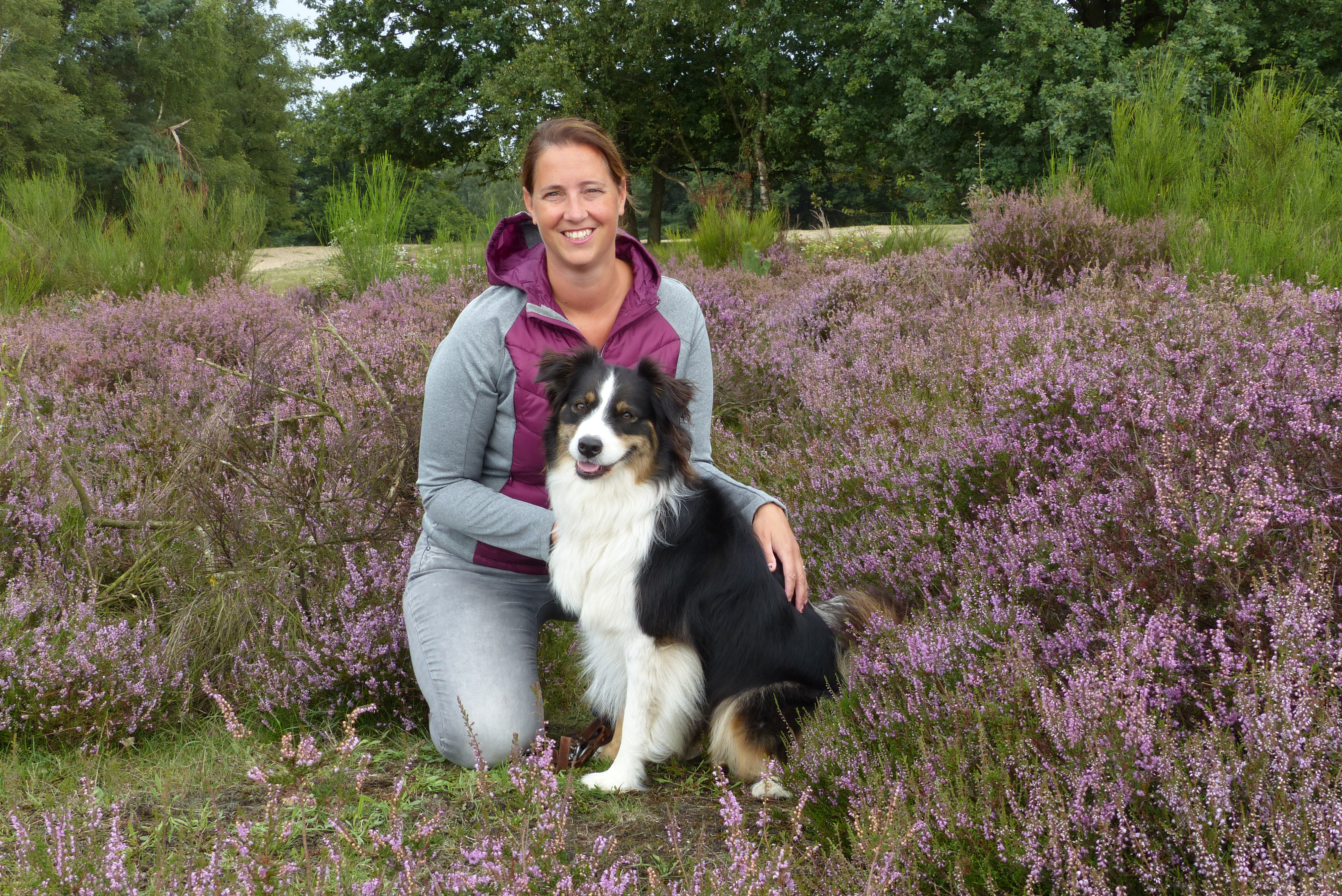 Foto van Inge met een hond in een veld vol lavender